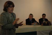 Jovens limpam florestas