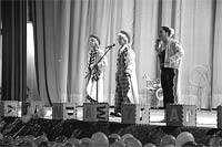 Crianças e idosos em festa