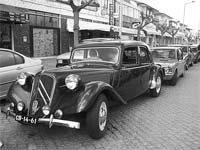 Carros antigos em desfile