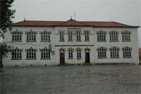 Alunos divididos em duas escolas