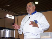 Michel cria doces de amêndoa