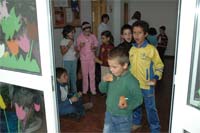 Pais encerram escola a cadeado