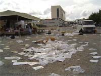 Lixo da feira espalha-se pelas ruas