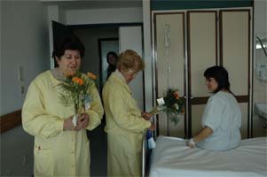 Mães recebem flores