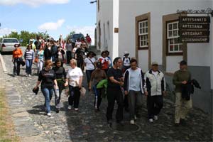 Jovens passeiam pela zona histórica