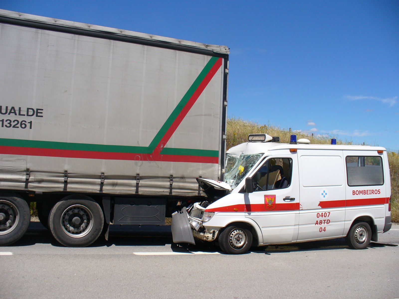 Ambulância de Vimioso embate contra camião no IP4