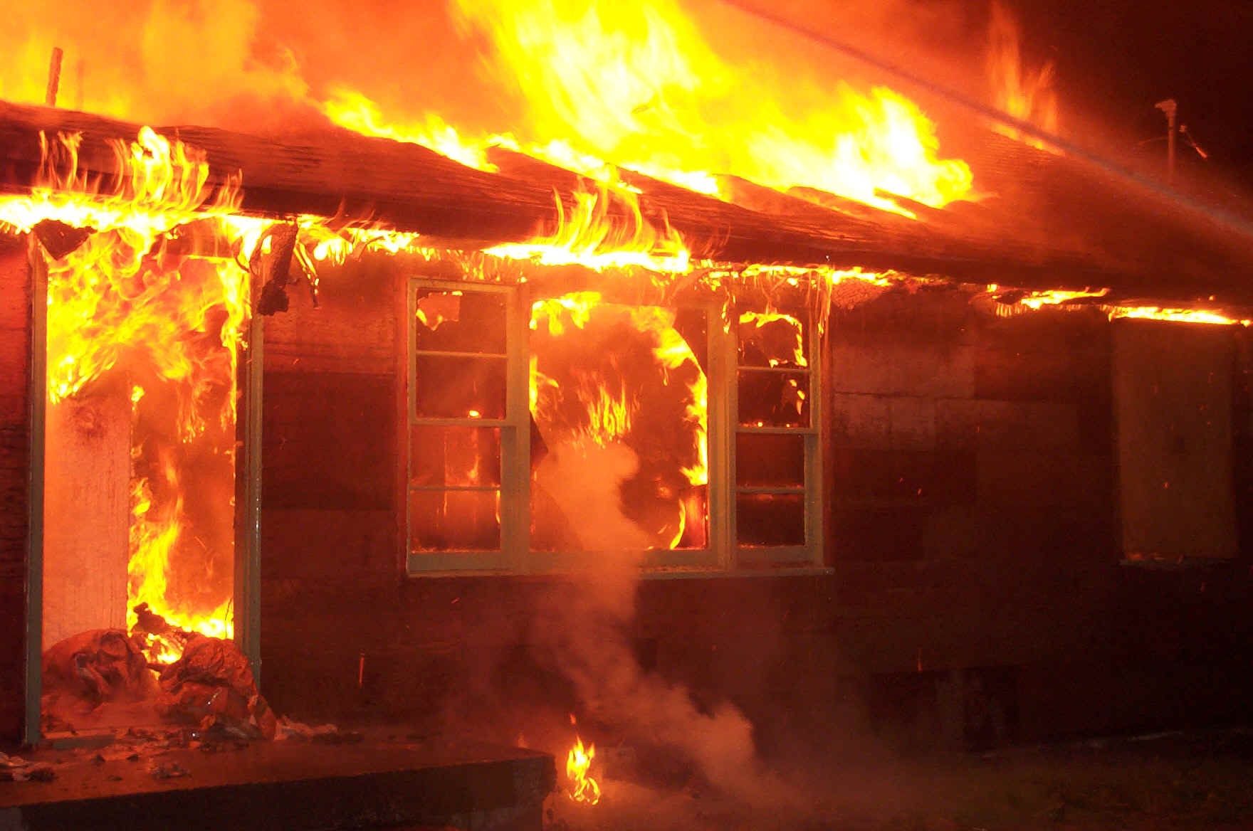 Incêndio destrói duas barracas de famílias de etnia cigana