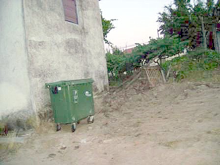Contentor do lixo debaixo da janela gera descontentamento