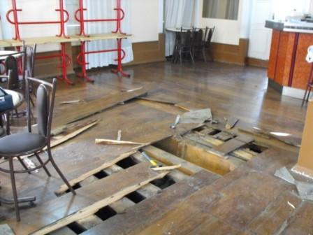 Larápios destroem chão do Clube para entrar no Chave d’Ouro