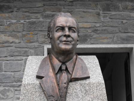 Busto em homenagem a ex-presidente de câmara