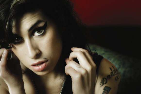 Amy Winehouse decide abandonar a meio concerto que marca regresso aos palcos [veja vídeos aqui]