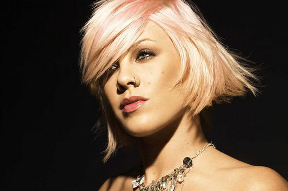 Pink sai do armário: “Não tenho vergonha de ser bissexual”