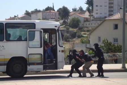 Demonstração policial para crianças verem