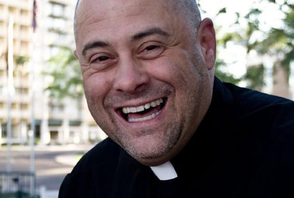 Padre travesti faz furor nos topes americanos [veja aqui o vídeo]