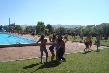 Jovens preferem a piscina a discutir problemas que os atingem