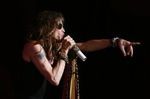 Steven Tyler, vocalista dos Aerosmith, cai do palco