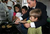 Crianças trocam experiências na cozinha