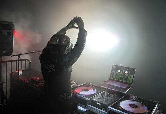 DJ que sobreviveu a desastre de avião com Blink-182 encontrado morto