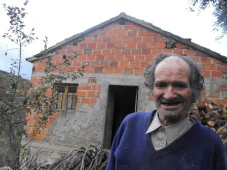 Homem vive sozinho em casa isolada sem luz nem água