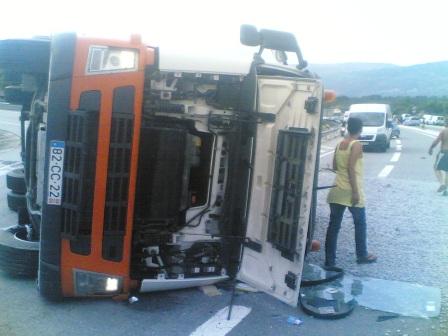 Despiste de camião provoca um morto na serra de Bornes