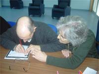 Professores reformados ensinam a ler e escrever