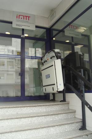 Deficiente motor teve de ser atendido na rua