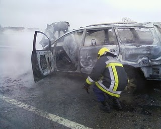Carro arde no IP4 após despiste
