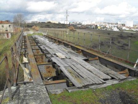 Cadáver encontrado no Fervença terá caído de antiga ponte do comboio