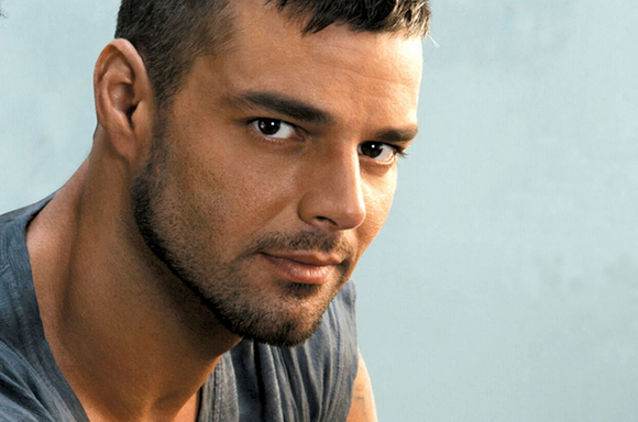 Ricky Martin assume ser gay depois de anos de “medo e insegurança”.