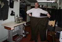 Alfaiate de Bragança faz calças gigantes