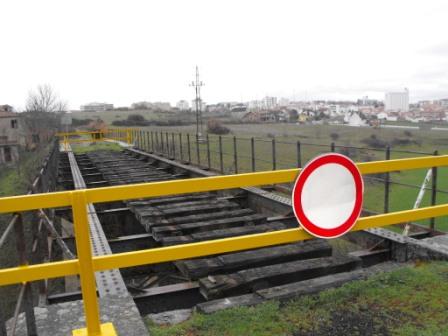 População protesta contra encerramento de ponte ferroviária desactivada