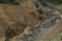 Toneladas de lama impedem abertura do Parque de Campismo