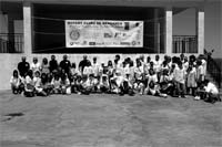 Jovens pintam Santa Ana