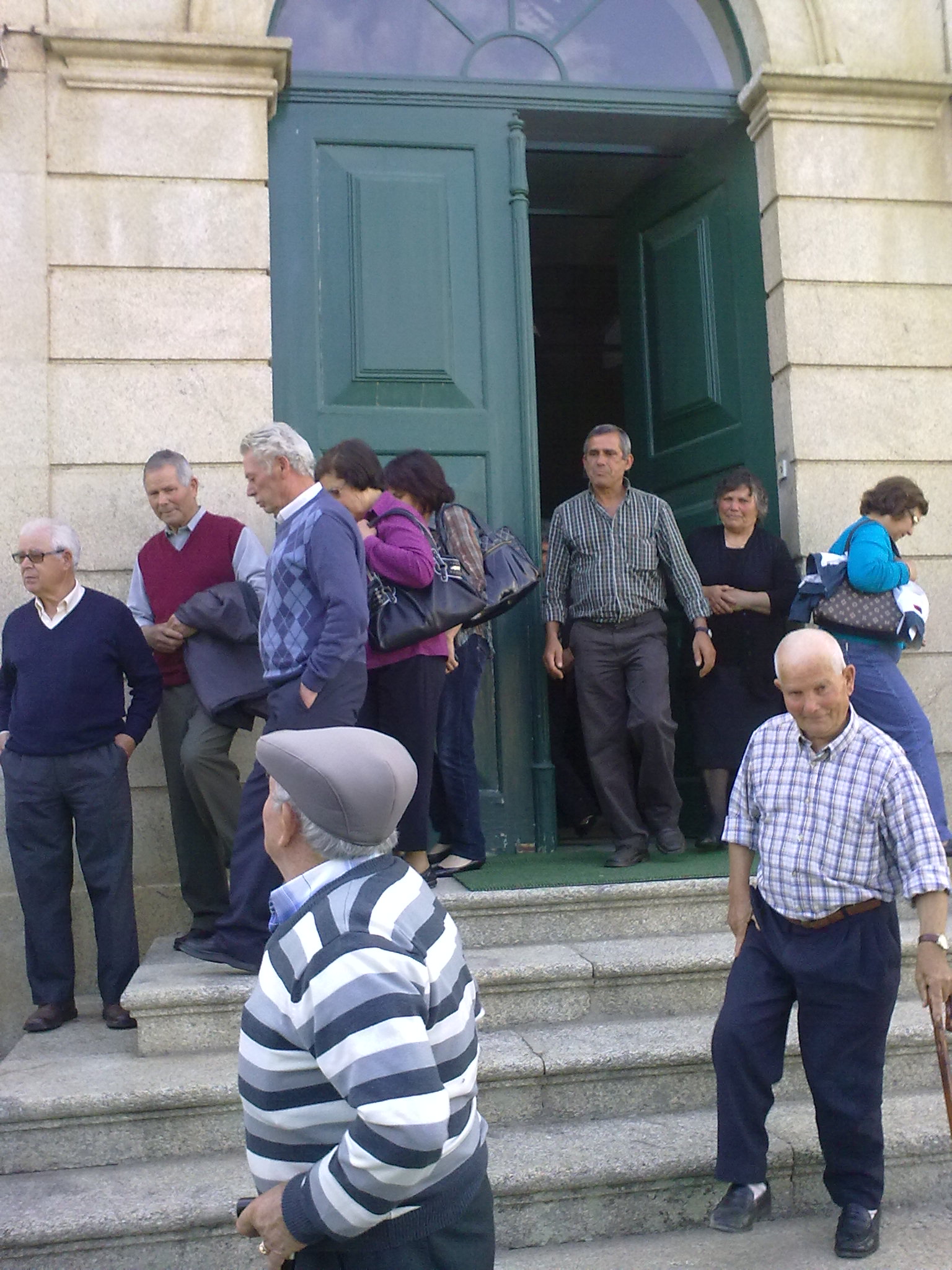 Meia centena de pessoas demonstraram apoio público ao pároco de Sambade