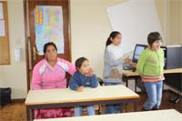 Crianças e pais frequentam a mesma sala de aula