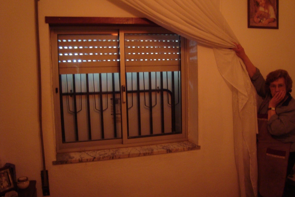 Casal vive emparedado por construção alegadamente ilegal