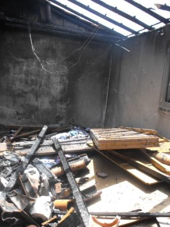 Incêndio em telhado destrói habitação