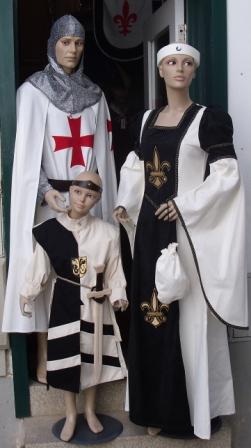 Junta de freguesia abre loja para vender roupa medieval
