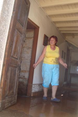 Enxurrada destrói centro de aldeia