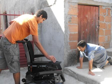 Cadeira de rodas eléctrica devolve a mobilidade a paraplégica depois de meio século de espera