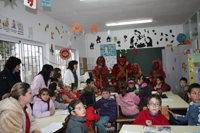 Crianças da escola de Salsas em festa com os caretos