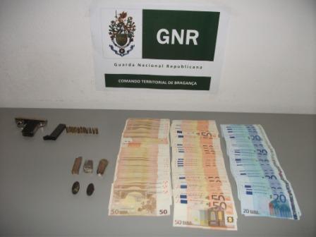 Dois homens presos em Vila Flor por posse de droga