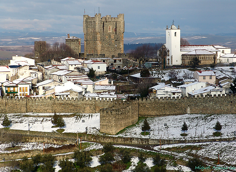 Bragança acorda pintada de branco