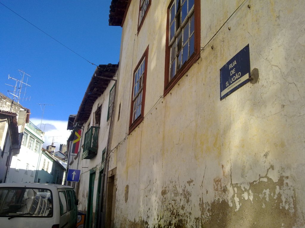 Idosa sentiu-se mal e esteve 12 horas sozinha no chão de casa até que foi encontrada pelos vizinhos