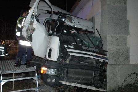 Camião despistou-se e embateu em casa abandonada
