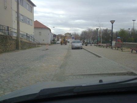 População descontente com obras na rua central de Izeda