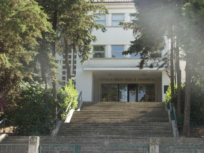 Empresa responsável pelas obras na escola Abade de Baçal fechou e atrasou os trabalhos um ano