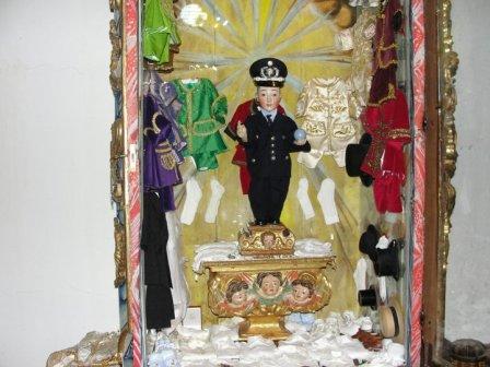 Menino Jesus da Cartolinha recebe fardas da GNR e PSP