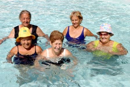 Freguesia leva idosos à piscina