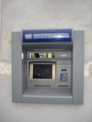 Rebentaram caixa multibanco mas não conseguiram levar o dinheiro